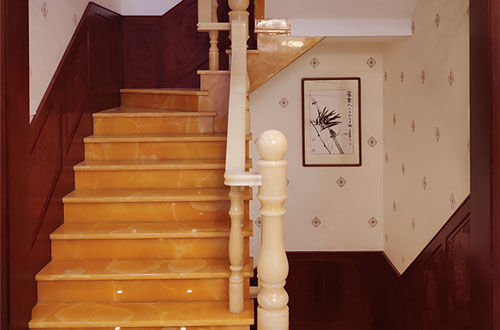 三门中式别墅室内汉白玉石楼梯的定制安装装饰效果