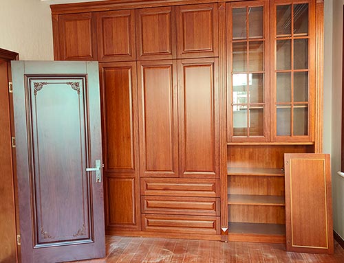 三门中式家庭装修里定制的实木衣柜效果图